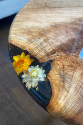 Ovaler Couchtisch mit Epoxidharz