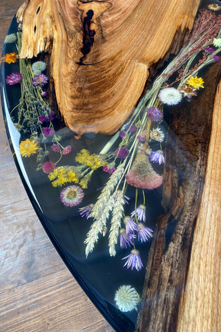 Ovaler Couchtisch mit Epoxidharz