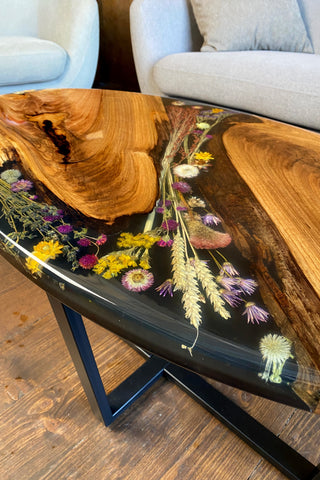 Ovaler Couchtisch mit Epoxidharz
