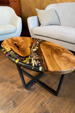 Ovaler Couchtisch mit Epoxidharz