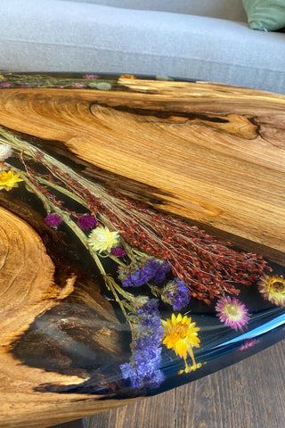 Ovaler Couchtisch mit Epoxidharz