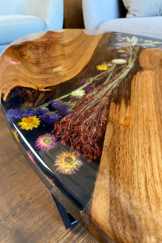 Ovaler Couchtisch mit Epoxidharz