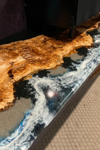 TV-Ständer aus Walnuss-Epoxidharz