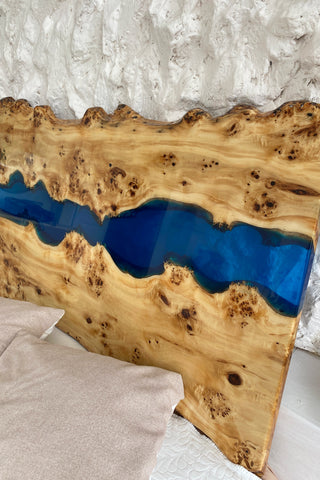 Blaues Kopfteil aus Epoxidharz