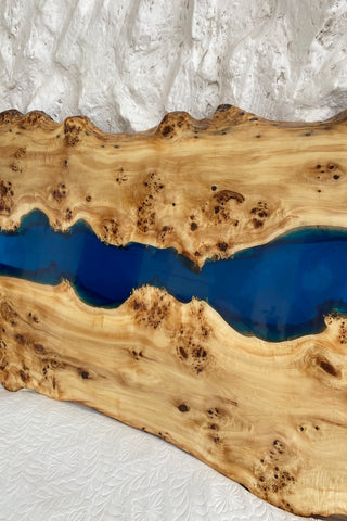Blaues Kopfteil aus Epoxidharz