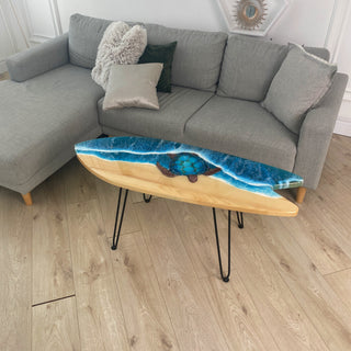Surfbretttisch aus Holz mit Epoxidharz-Design