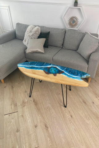 Surfbretttisch aus Holz mit Epoxidharz-Design