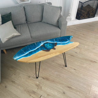 Surfbretttisch aus Holz mit Epoxidharz-Design
