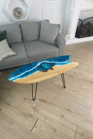 Surfbretttisch aus Holz mit Epoxidharz-Design