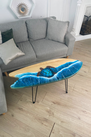 Surfbretttisch aus Holz mit Epoxidharz-Design