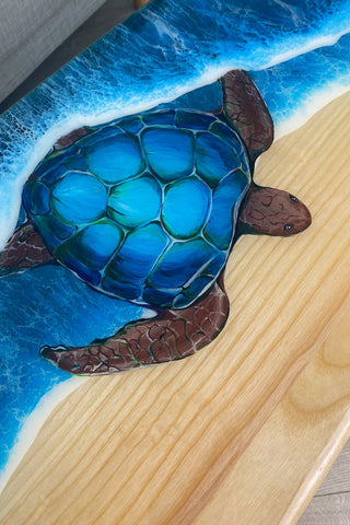 Surfbretttisch aus Holz mit Epoxidharz-Design