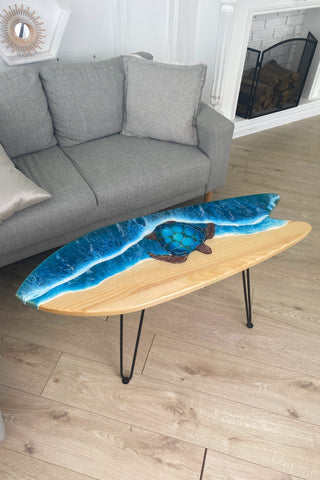 Surfbretttisch aus Holz mit Epoxidharz-Design