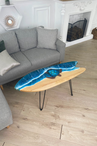 Surfbretttisch aus Holz mit Epoxidharz-Design