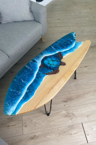Surfbretttisch aus Holz mit Epoxidharz-Design