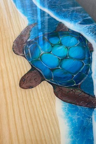 Surfbretttisch aus Holz mit Epoxidharz-Design