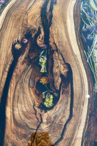 Blumentisch aus Walnuss-Epoxidharz