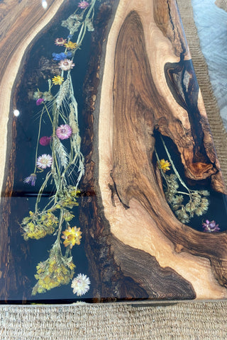 Blumentisch aus Walnuss-Epoxidharz