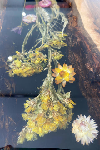 Blumentisch aus Walnuss-Epoxidharz