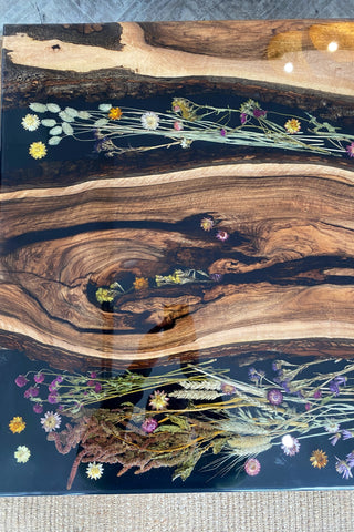 Blumentisch aus Walnuss-Epoxidharz