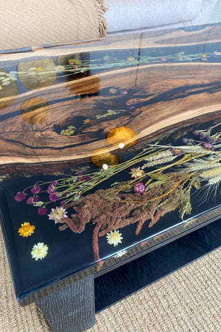 Blumentisch aus Walnuss-Epoxidharz