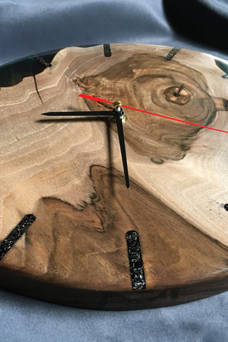 Epoxidharzuhr aus Walnussholz