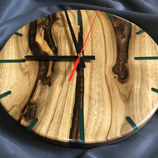 Uhr aus Epoxidharz aus Holz
