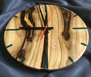 Uhr aus Epoxidharz aus Holz