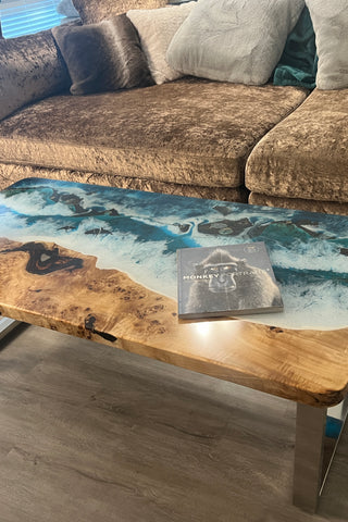Moderner rechteckiger Couchtisch aus Epoxidharz