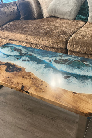 Moderner rechteckiger Couchtisch aus Epoxidharz