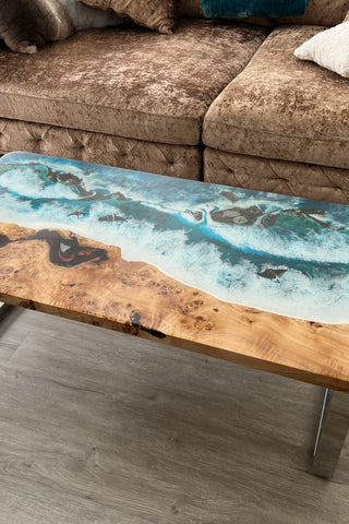 Moderner rechteckiger Couchtisch aus Epoxidharz
