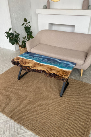 Blauer Couchtisch aus Epoxidharz