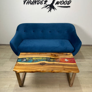 Couchtisch aus heller Eiche mit Epoxidharz