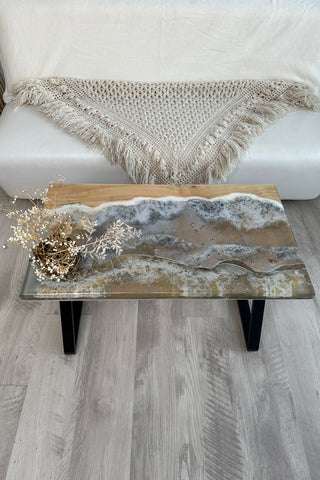 Tisch aus leuchtendem Harzholz