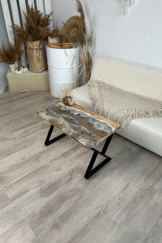 Tisch aus leuchtendem Harzholz