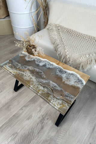 Tisch aus leuchtendem Harzholz
