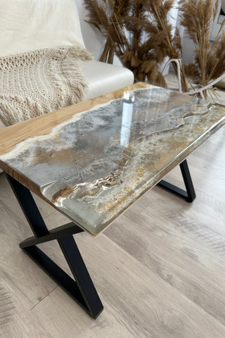Tisch aus leuchtendem Harzholz