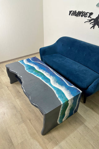 Grauer Epoxidharz und Holz Wasserfall Tisch