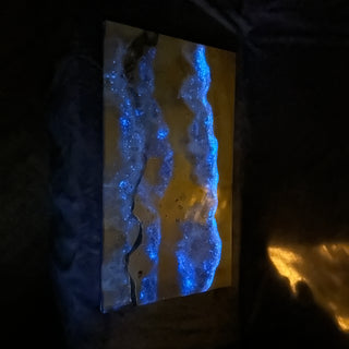 Tisch aus leuchtendem Harzholz