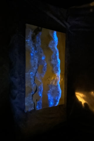 Tisch aus leuchtendem Harzholz