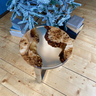 Runder Holztisch mit klarem Epoxidharz