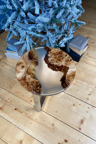 Runder Holztisch mit klarem Epoxidharz