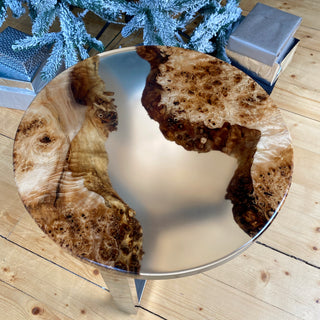 Runder Holztisch mit klarem Epoxidharz