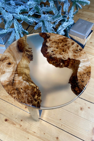 Runder Holztisch mit klarem Epoxidharz