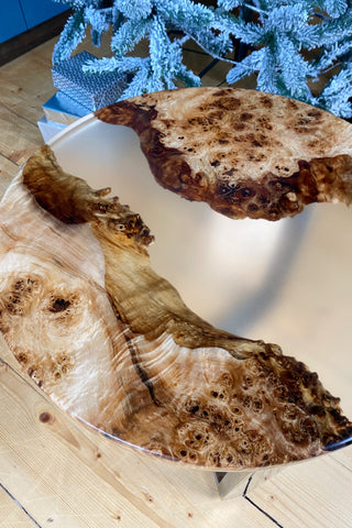 Runder Holztisch mit klarem Epoxidharz