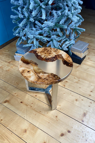 Runder Holztisch mit klarem Epoxidharz