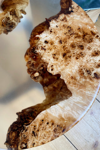 Runder Holztisch mit klarem Epoxidharz