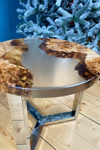 Runder Holztisch mit klarem Epoxidharz