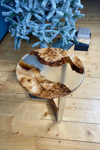 Runder Holztisch mit klarem Epoxidharz