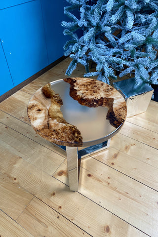 Runder Holztisch mit klarem Epoxidharz