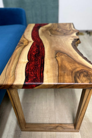 Couchtisch aus rotem Epoxid-Flusswalnussholz